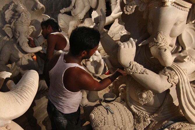 गणेशोत्सव अवघ्या काही दिवसांवरच येऊन ठेपल्यामुळे सध्या लालबाग परिसरात गणरायाच्या मुर्ती बनविण्याच्या काम वेगात सुरू आहे. यासाठी उत्तरप्रदेश आणि बाहेरच्या राज्यांमधून मोठ्याप्रमाणावर कारागीर मुंबईत दाखल झाले आहेत. (छाया- अमित चक्रवर्ती)