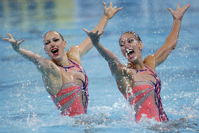 जागतिक जलतरण स्पर्धेच्या महिला दुहेरी गटात सादरीकरण करताना फ्रान्सच्या खेळाडू.