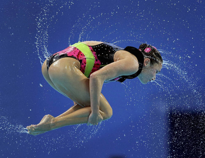 जलतरणाच्या मुक्त प्रकारात सादरीकरण करताना युक्रेनच्या जलतरण संघातील खेळाडू.