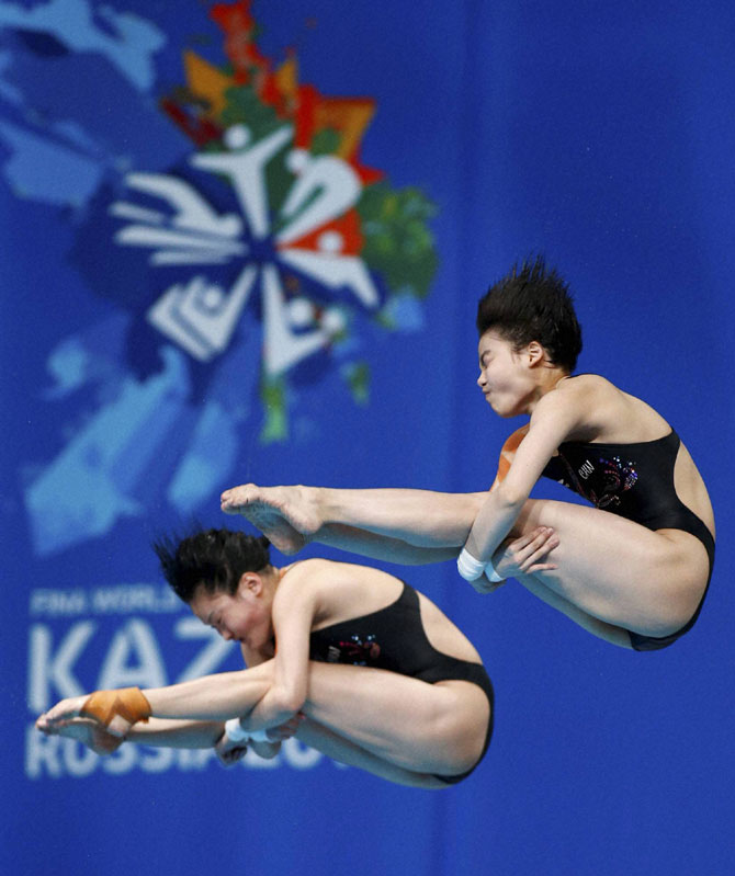 जागतिक जलतरण स्पर्धेच्या महिला दुहेरी प्रकारात सादरीकरण करताना चीनच्या खेळाडू.