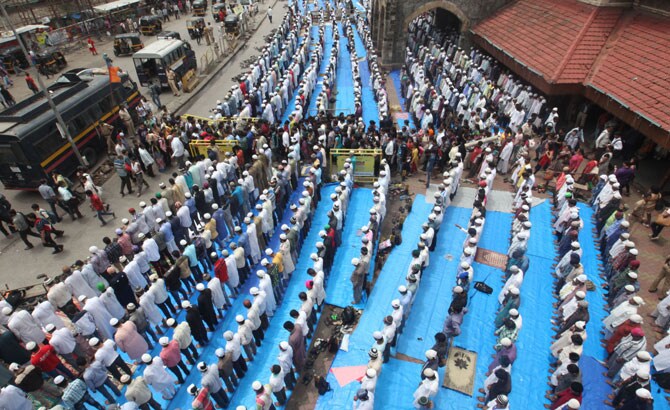 वांद्रे येथे ईदची नमाज पडताना मुस्लिम बांधव. (छाया- दिलीप कागडा)