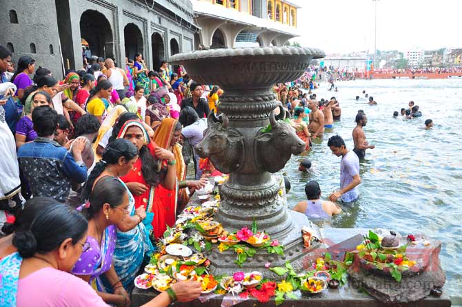 चवटीतील काळाराम मंदिरापासून श्री गंगा गोदावरी पंचकोठी पुरोहित संघाच्या वतीने काढण्यात आलेल्या शोभायात्रेचे पूजन अखिल भारतीय आखाडा परिषदेचे अध्यक्ष महंत ग्यानदास महाराज यांच्या हस्ते करण्यात आले. (छायाः मयूर बारगजे)