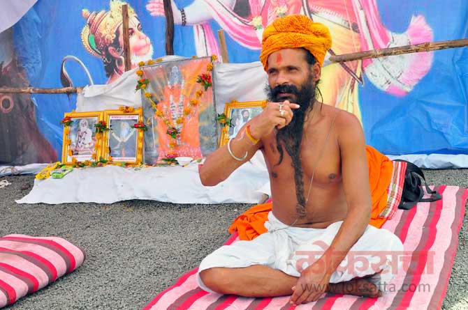 त्र्यंबकेश्वर येथील शोभायात्रेत प्रथमच नगरपालिकेसह देवस्थान, साधू-महंतांनी सहभाग घेतला. (छायाः मयूर बारगजे)