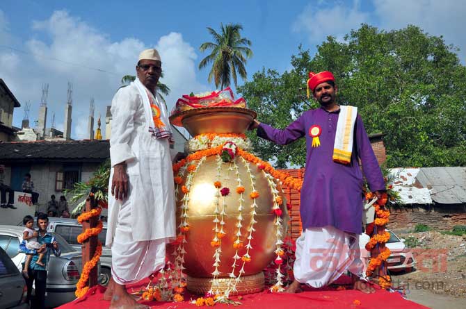 लोकनृत्य, मैदानी खेळ, टाळकरी, कलशधारी महिला यामुळे शोभायात्रा लक्षणीय झाली असताना स्त्रीभ्रृण हत्या, राष्ट्रीय एकात्मता, जल प्रदुषण यांसारखे सामाजिक विषय मांडून जनजागृतीचा प्रयत्नही करण्यात आला. (छायाः मयूर बारगजे)