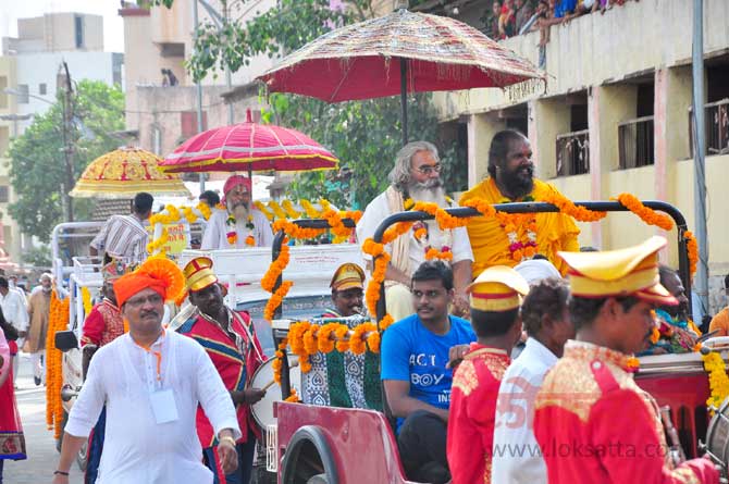 शोभायात्रा मार्गावर फुलांचा सडा टाकण्यात आला होता. (छायाः मयूर बारगजे)