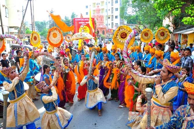 महिलांचा सहभाग असलेल्या ढोल ताशांचा गजर, सनईचा मंजुळ स्वर, भव्य कलश आणि दहापेक्षा अधिक चित्ररथांचा समावेश हे नाशिक येथील सिहंस्थ कुंभमेळ्याच्या ध्वजारोहणाच्या पाश्र्वभूमीवर काढण्यात आलेल्या शोभायात्रेचे वैशिष्टय़े ठरले. (छायाः मयूर बारगजे)