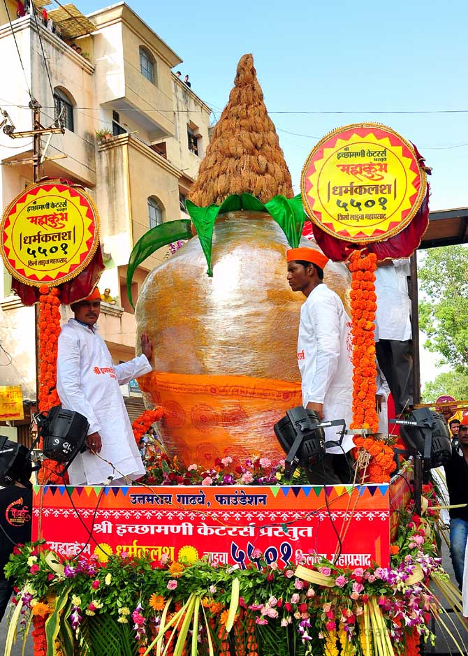 प्रत्येक चित्ररथाचे वेगळे वैशिष्टय़े पाहावयास मिळाले. (छायाः मयूर बारगजे)