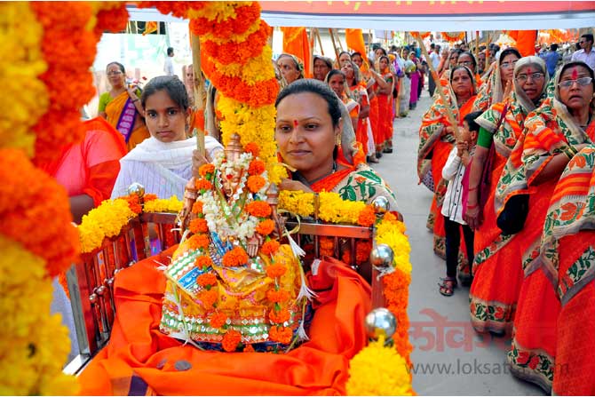 पुरोहित संघांच्या वतीने नाशिक आणि त्र्यंबकेश्वर येथे सोमवारी धर्मध्वजाची शोभायात्रा काढून वातावरण सिंहस्थमय करण्याचा प्रयत्न करण्यात आला. (छायाः मयूर बारगजे)
