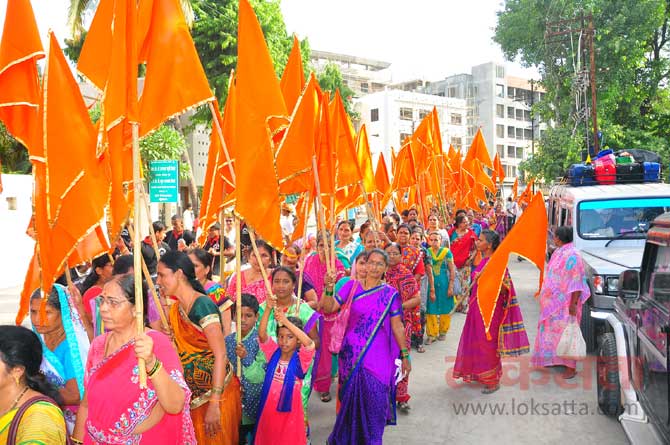आकर्षक रांगोळ्यांमुळे मार्ग अधिकच शोभिवंत झाला होता. (छायाः मयूर बारगजे)
