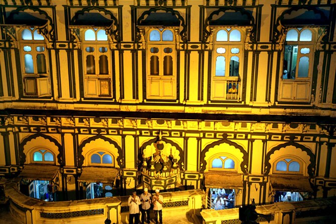 सध्या मुस्लिम बांधवांच्यादृष्टीने पवित्र असणारा रमजानचा महिना सुरू आहे. यावेळी मुंबईच्या भेंडीबाजार येथील मिनारा मशिदीत नमाज अदा करण्यासाठी जमलेले भाविक. (छाया- प्रदीप दास)