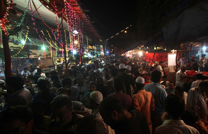 सध्या सुरू असलेल्या रमजाननिमित्त मुंबईतील भेंडीबाजार परिसरात उत्साही वातावरण पहायला मिळत आहे. (छाया- प्रदीप दास)