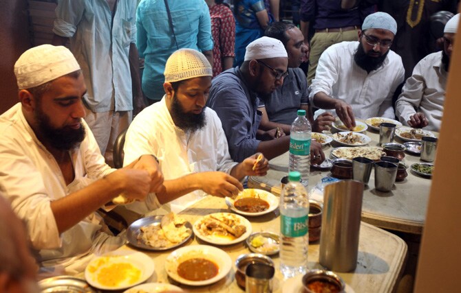 रोजाचा उपवास सोडण्यासाठी आयोजित करण्यात आलेली इफ्तार पार्टी. (छाया- प्रदीप दास)