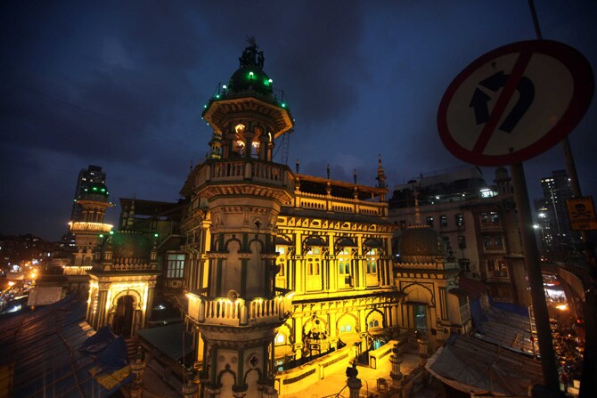 सध्या मुस्लिम बांधवांच्यादृष्टीने पवित्र असणारा रमजानचा महिना सुरू आहे. यावेळी मुंबईच्या भेंडीबाजार येथील मिनारा मशिदीत नमाज अदा करण्यासाठी जमलेले भाविक. (छाया- प्रदीप दास)