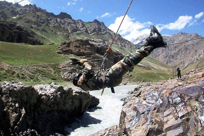 भारताचे मिसाईल मॅन म्हणून ओळखल्या जाणाऱ्या ए पी जे अब्दुल कलाम यांचे सोमवारी शिलाँग येथे हद्यविकाराच्या तीव्र झटक्याने निधन झाले. आगरतळा येथील शालेय विद्यार्थ्यांकडून त्यांना श्रद्धांजली वाहण्यात आली. (छाया- पीटीआय)