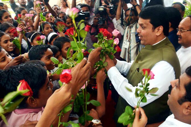 राज्याचे मुख्यमंत्री देवेंद्र फडणवीस यांच्या वाढदिवसाच्या निमित्ताने विधानभवन येथे विद्यार्थ्यांनी फडणवीस यांना शुभेच्छा दिल्या. (छाया- गणेश शिर्सेकर)