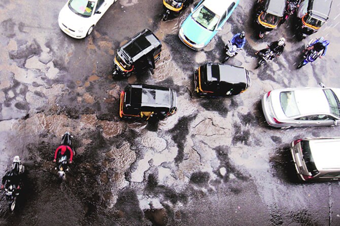 'पाणी अडवा, पाणी जिरवा' योजना राज्यातील दुष्काळी भागात अजूनही योग्यरीत्या अवलंबली जात नसली तरी मुंबईच्या रस्त्यांवरील हजारो खड्डेयुक्त तळ्यांमधून ती साकारली जात आहे. मान्सूनच्या पहिल्याच टप्प्यातील पावसात शहरातील रस्त्यांवर खड्डे पडले असून जूनअखेरीस त्यांचा आकडा १३०० वर पोहोचला.