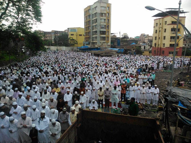 जगभरात ईदचा उत्साह