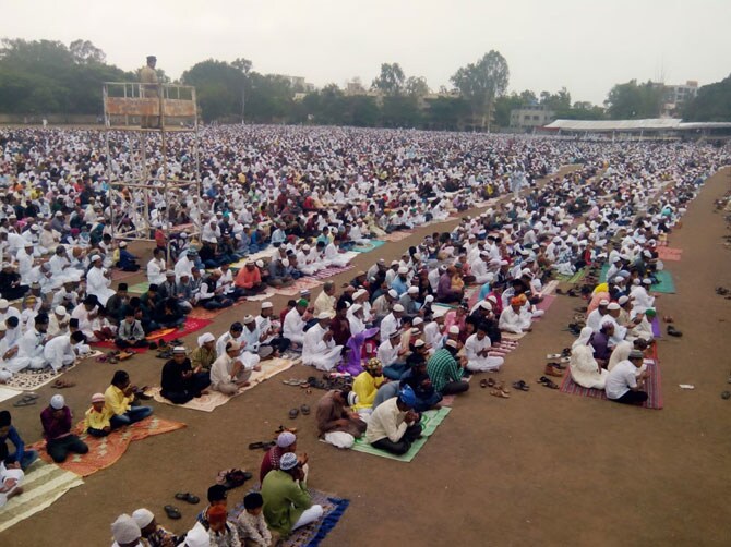 मुस्लीम वार्षिक कालगणनेतला नववा महिना असलेल्या रमझानची पूर्ती या सणाने होणार आहे. (छाया- मयूर बारगजे)