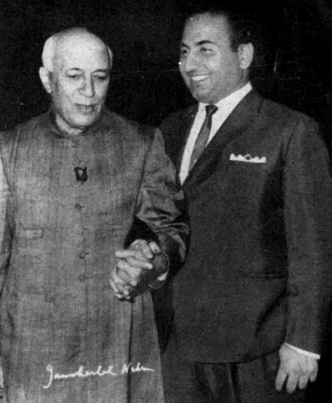 माजी पंतप्रधान जवाहरलाल नेहरू आणि पार्श्वगायक मोहम्मद रफी यांचे दुर्मिळ छायाचित्र. (एक्स्प्रेस फोटो)