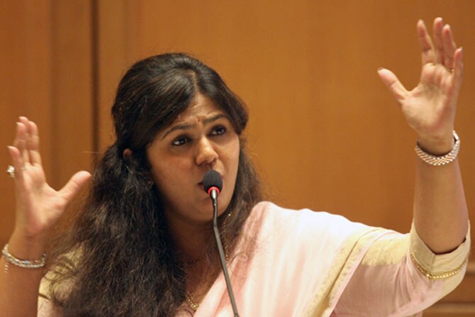 नियम डावलून २०६ कोटी रुपयांची खरेदी केल्यावरून राज्याच्या महिला व बालविकास मंत्री पंकजा मुंडे यांच्यावर विरोधकांकडून लावण्यात आलेले गैरव्यवहाराचे सर्व आरोप त्यांनी बुधवारी फेटाळले. (छाया- प्रशांत नाडकर)