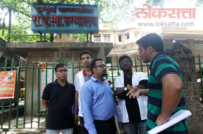 लांबून आलेले रुग्ण, नातेवाईक, त्यांच्या हातात असलेली औषधे, डॉक्टरांनी दिलेली फाईल आणि डॉक्टरच संपावर गेल्याने 'आता काय करायचे'असे भले मोठे प्रश्नचिन्ह चेहऱ्यावर घेऊन डॉक्टरांचा संप एकदाचा लवकर मिटू दे, असे म्हणत तेथून निघून जात होते. (छायाः प्रशांत नाडकर)