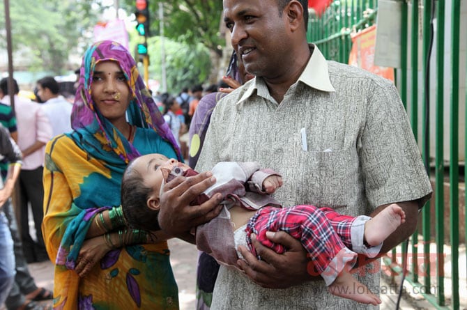 जेव्हा गर्दी वाढायला लागली आणि लोक आत जायचा प्रयत्न करू लागले तेव्हा उपस्थित महिला सुरक्षारक्षकाने एक सायकल आणून आत जायच्या मार्गावर आडवी उभी करून अडथळा निर्माण केला. (छायाः प्रशांत नाडकर)