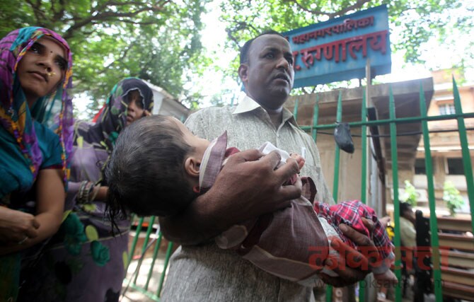 लहान मुलांना घेऊन आलेल्या महिलांचे विशेषत: मुस्लीम महिलांचे प्रमाण अधिक दिसून आले. (छायाः प्रशांत नाडकर)