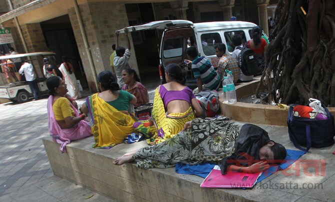 वासी/शिकाऊ डॉक्टरांच्या संपामुळे बाहय़रुग्ण विभाग बंद असला तरी अधूनमधून काही डॉक्टर्स आत जाताना आणि बाहेर पडताना पाहायला मिळाले. (छायाः प्रशांत नाडकर)