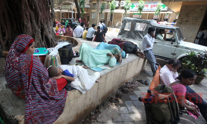'आज डॉक्टरांच्या संपामुळे 'ओपीडी' बंद असल्याने परत जा' असे सुरक्षारक्षकांकडून सांगण्यात येत होते. दुपारी एक ते दीडच्या सुमारास येथे मोठय़ा प्रमाणात रुग्णांची गर्दी झाली होती. (छायाः प्रशांत नाडकर)