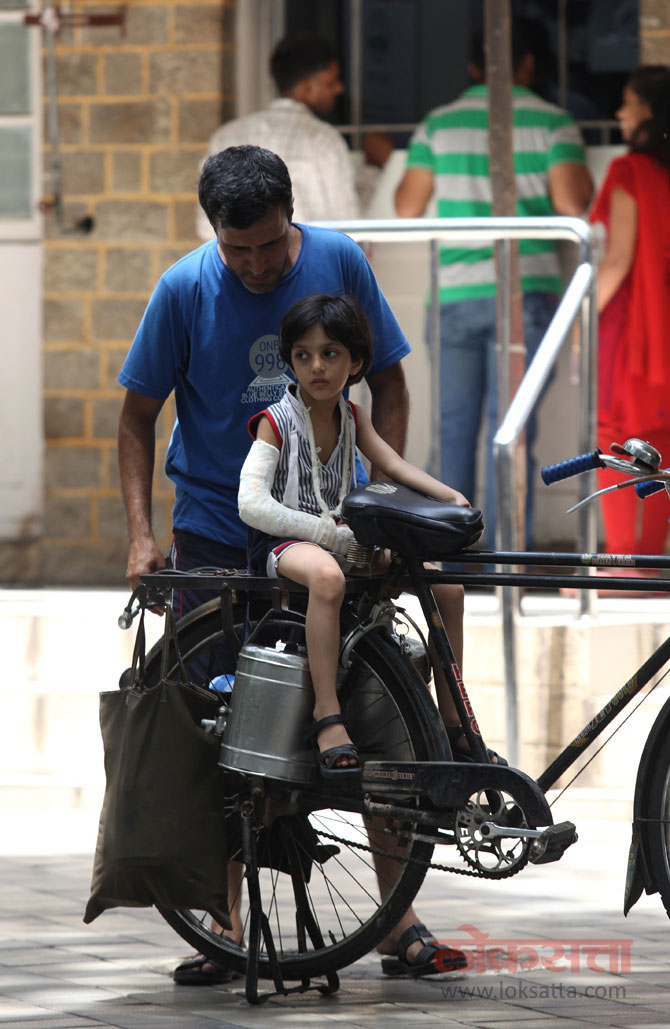 रुग्णालयात दररोज वैद्यकीय प्रतिनिधी (मेडिकल रिप्रेझेंटेटिव्ह) येत असतात. गुरुवारी दुपारी येथे आलेल्या दोन/तीन वैद्यकीय प्रतिनिधींनाही सुरक्षारक्षकांनी 'आज काही नाही' म्हणून परतीच्या वाटेला लावले. (छायाः प्रशांत नाडकर)