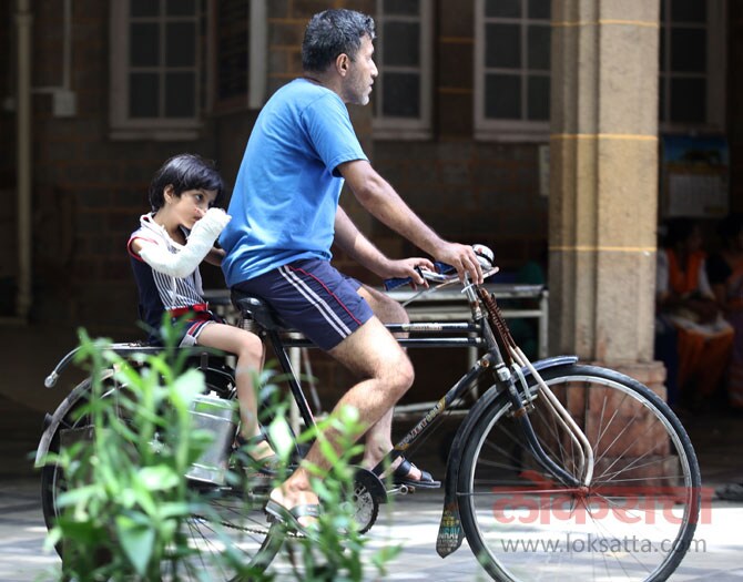 कोणीही येथे थांबू नका, डॉक्टरांच्या संपामुळे कोणत्याही पेशंटला तपासले जाणार नाही किंवा औषधे मिळणार नाहीत' असे ही महिला सुरक्षारक्षक घसा खरवडून आलेल्या रुग्णांना व त्यांच्या नातेवाइकांना सांगत होती. (छायाः प्रशांत नाडकर)