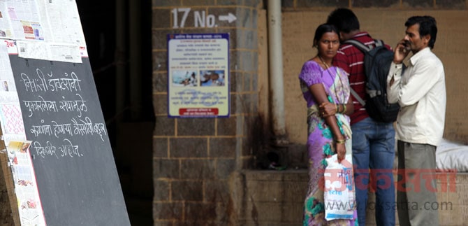लांबून आलेल्या रुग्णांची आणि नातेवाईकांची त्यामुळे निराशा झाली. काही जणांनी प्रवेशद्वारातून आत जाण्याचा प्रयत्न केला, पण प्रवेशद्वारावरील एक महिला सुरक्षारक्षक आणि अन्य पुरुष सुरक्षारक्षक त्यांना अडवत होते. (छायाः प्रशांत नाडकर)