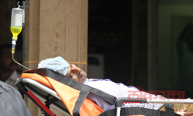 जे रुग्ण अगोदरच येथे दाखल झालेले आहेत, पण त्यांना रुग्णालयातच अन्य भागांत काही तपासण्या करण्यासाठी पाठविले होते, त्यांना मात्र त्यांची कागदपत्रे दाखविल्यानंतर इमारतीत सोडण्यात येत होते. (छायाः प्रशांत नाडकर)