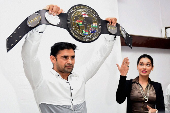 भारतीय कुस्तीपटू संग्राम सिंहने डब्लूडब्लूपी कॉमनवेल्थच्या लढतीत 'वर्ल्ड हेवीवेट चॅम्पियनशिप'चा किताब जिंकून इतिहास रचला.