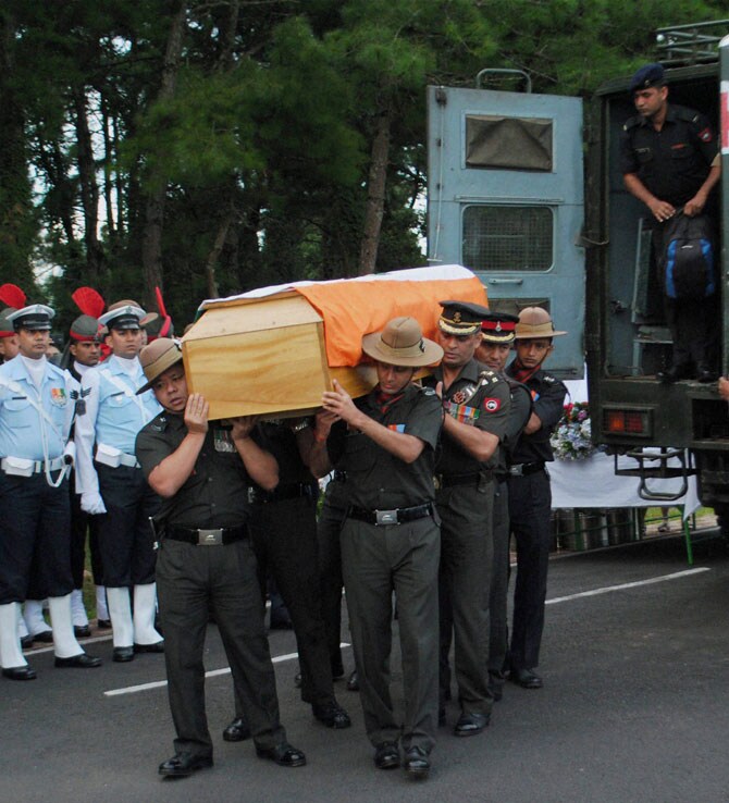 मंगळवारी दुपारी सव्वाबाराच्या सुमारास तिरंग्यात गुंडाळलेले कलाम यांचे पार्थिव लष्करी अधिकाऱ्यांनी विमानातून बाहेर आणले.