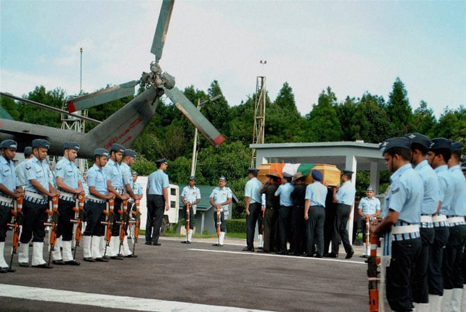 सेनादलाने कलाम यांना मानवंदना दिली.