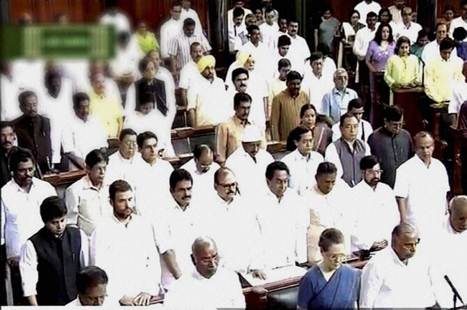 संसदेच्या दोन्ही सभागृहातही डॉ. कलाम यांना श्रद्धांजली वाहण्यात आली. लोकसभेमध्ये अध्यक्षा सुमित्रा महाजन आणि राज्यसभेमध्ये सभापती हमीद अन्सारी यांनी शोकसंदेशाचे वाचन केले.