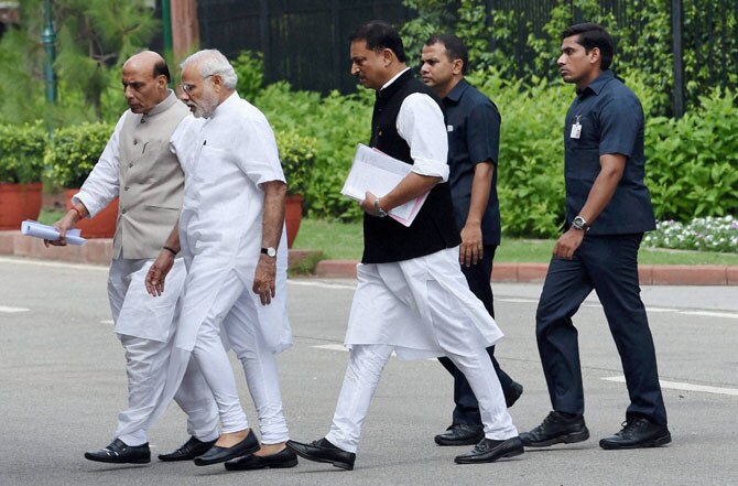 दोन्ही सभागृहांचे कामकाज दिवसभरासाठी तहकूब करण्यात आले.