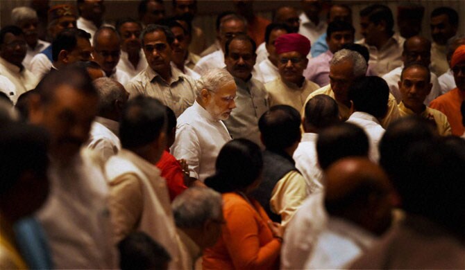 प्रणव मुखर्जी आणि नरेंद्र मोदी दोघेही राजशिष्टाचार बाजूला ठेवत डॉ. कलाम यांना श्रद्धांजली वाहण्यासाठी दिल्ली विमानतळावर उपस्थित होते.