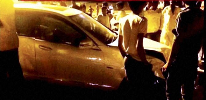 अल्टो कारमधून पाच जण प्रवास करत होते. त्यातील दोन वर्षांच्या बालकाचा अपघातात मृत्यू झाला. (छायाः पीटीआय)(छायाः पीटीआय)