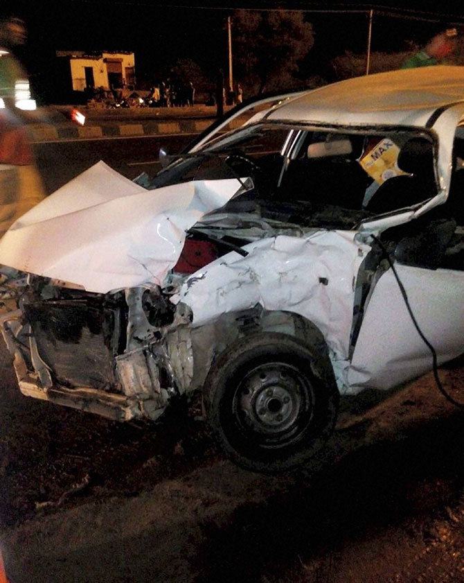 रख्यात अभिनेत्री व भाजपच्या खासदार हेमामालिनी यांच्या मर्सिडीज गाडीने गुरुवारी रात्री अल्टो गाडीला दिलेल्या धडकेत दोन वर्षांचा मुलगा ठार झाला. (छायाः पीटीआय)