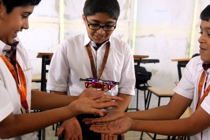'सोमय्या रोबो फेस्टीव्हल २०१५' मध्ये मुंबई आणि ग्रामिण भागातील शालेय विद्यार्थ्यांनी सहभाग घेतला होता. (छाया-प्रदीप दास)