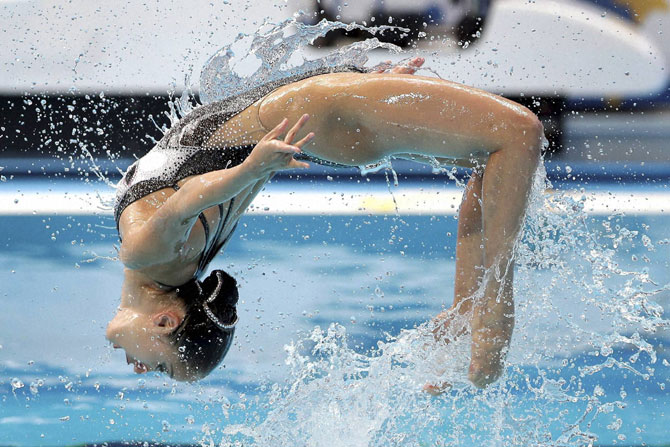 रशियातील कझान येथे आयोजित करण्यात आलेल्या जागतिक जलतरण स्पर्धेत साहसी कसरत करताना जपानची खेळाडू.