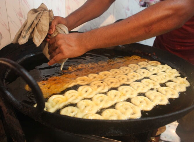 येथील बु-हाणपूर जिलेबी सेंटरचे वैशिष्ट्य असलेली माव्याची जिलेबी तळली जात असताना.