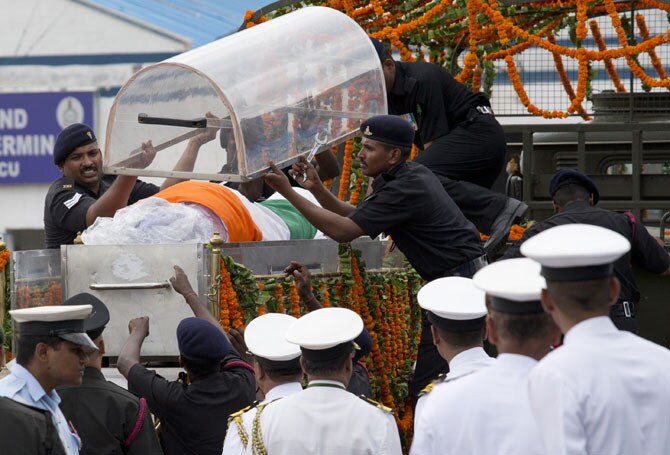 कलाम यांचे पार्थिव दिल्लीतील १०, राजाजी मार्गावरील त्यांच्या सरकारी निवासस्थानी नेण्यात आले.