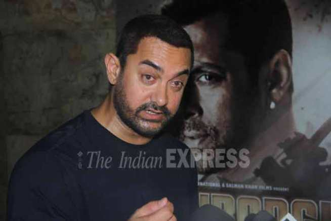 बजरंगी भाईजानमधील सलमानचे आणि चिमुरड्या हर्षालीच्या कामाने भावूक झालेल्या आमिरच्या डोळ्यात अश्रू आले. (छायाः वरिन्दर चावला)