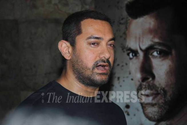 सलमानने केलेल्या चित्रपटांपैकी हा सर्वोत्कृष्ट चित्रपट असून, त्याचे काम आतापर्यंतचे हे सर्वात उत्तम काम असल्याचे आमिरने म्हटले. (छायाः वरिन्दर चावला)