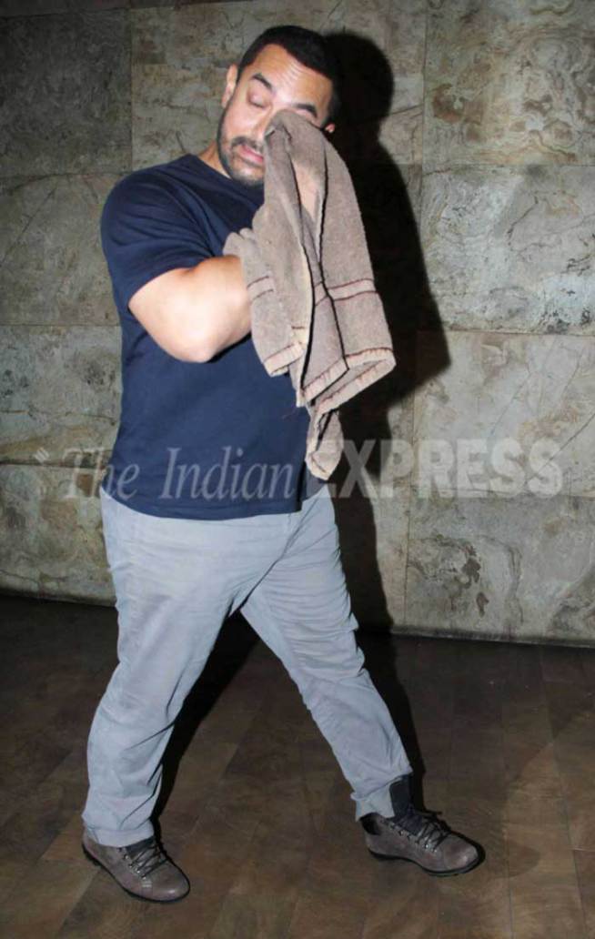 आपल्या कुटुंबियांसह बजरंगी भाईजान चित्रपट पाहावयास गेलेल्या मि.परफेक्टशनिस्ट आमिर खानला रडू आले. (छायाः वरिन्दर चावला)