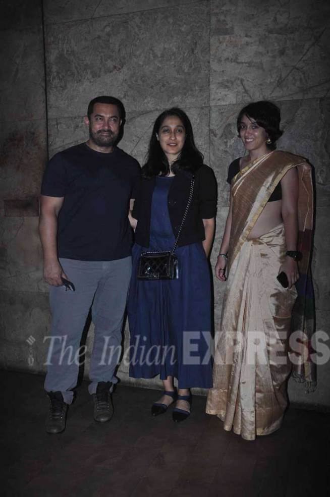 कॅमे-यास पोज देताना आमिर, ईरा खान. (छायाः वरिन्दर चावला)