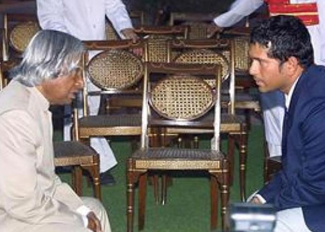 माजी क्रिकेटवीर सचिन तेंडुलकरसोबत संवाद साधताना डॉ.एपीजे अब्दुल कलाम. (छाया- फेसबुक)